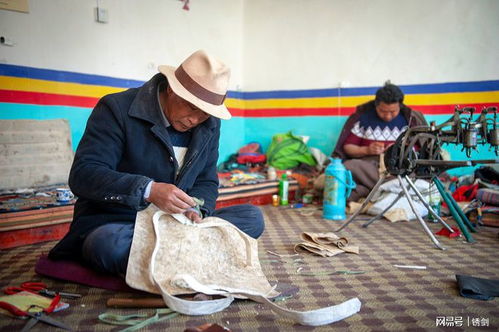 西藏高原上的小渔村,保留着制作皮具的传统,今成非物质文化遗产